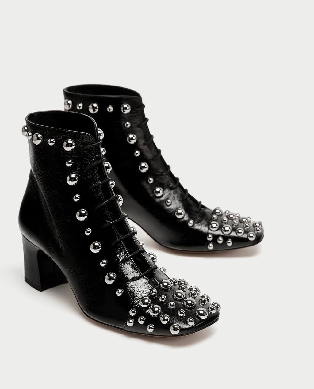 Botines con tachuelas de Zara. Precio: 69,95 euros.