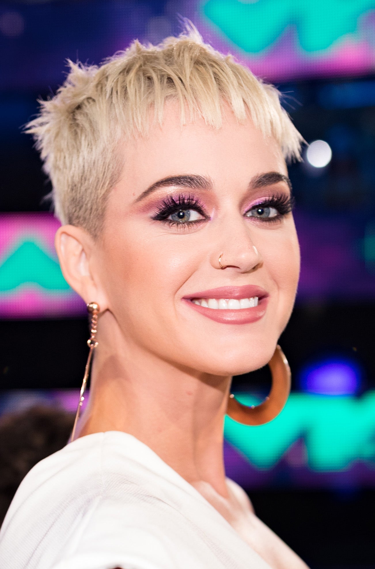 2017 ha sido el año en el que Katy Perry se cortó el pelo de verdad, apostando por un pixie en rubio platino con las raíces oscuras.
