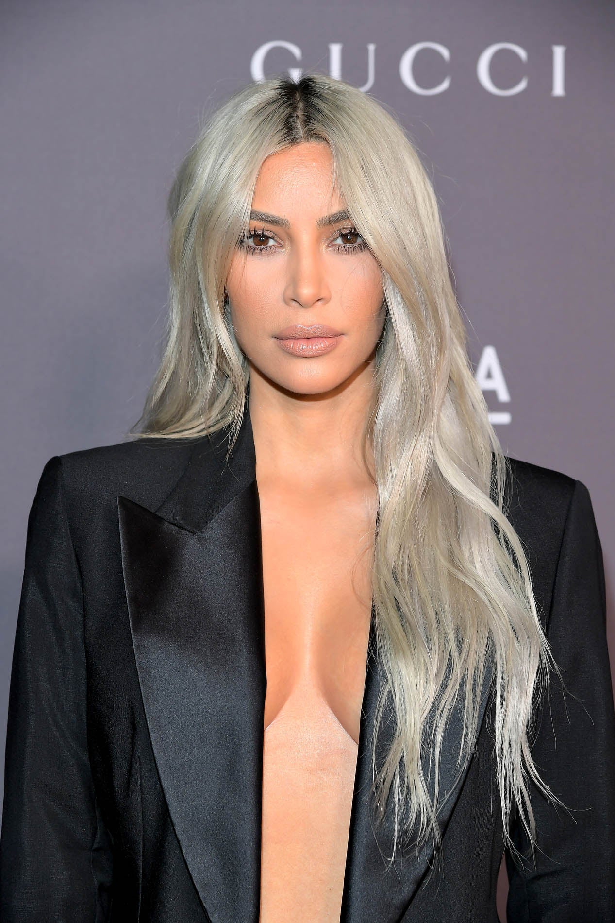 En otoño Kim Kardashian volvió a ser rubia, en lugar del platino, eligió un rubio que está entre el blanco y el gris. Y se apuntó a la melena XXL.