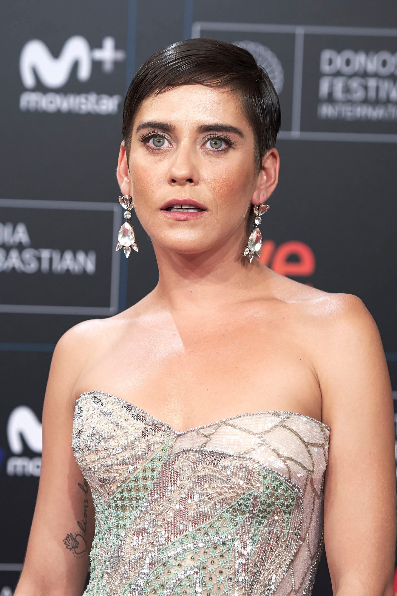 María León cortó por lo sanó y se apuntó a uno de los cortes de moda este 2017, el pixie.