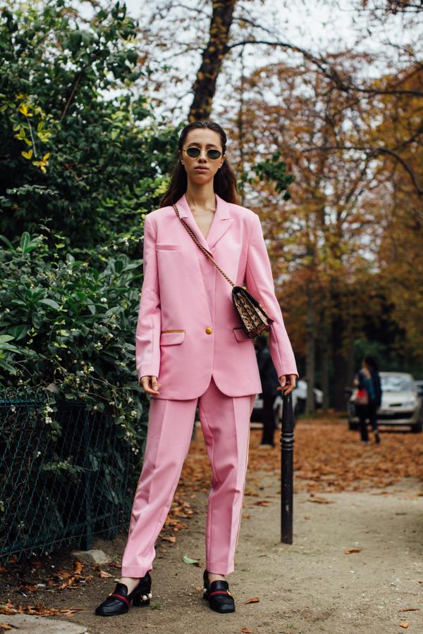 Los dos piezas masculinos han pasado a la historia. Estampados, de colores atrevidos o combinados con zapatillas, esta temporada no puede falta