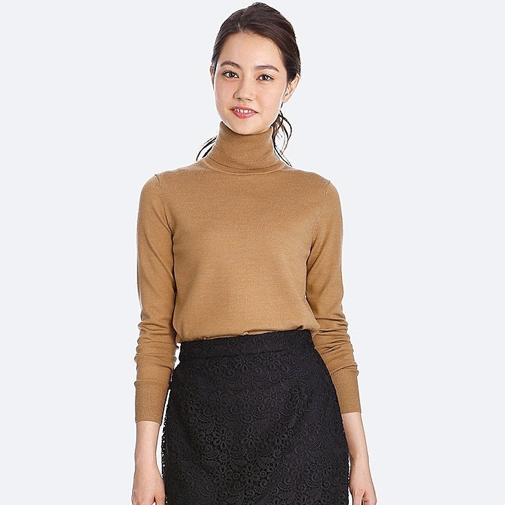 Jersey de cuello alto beige de Uniqlo. Precio: 29,90 euros.