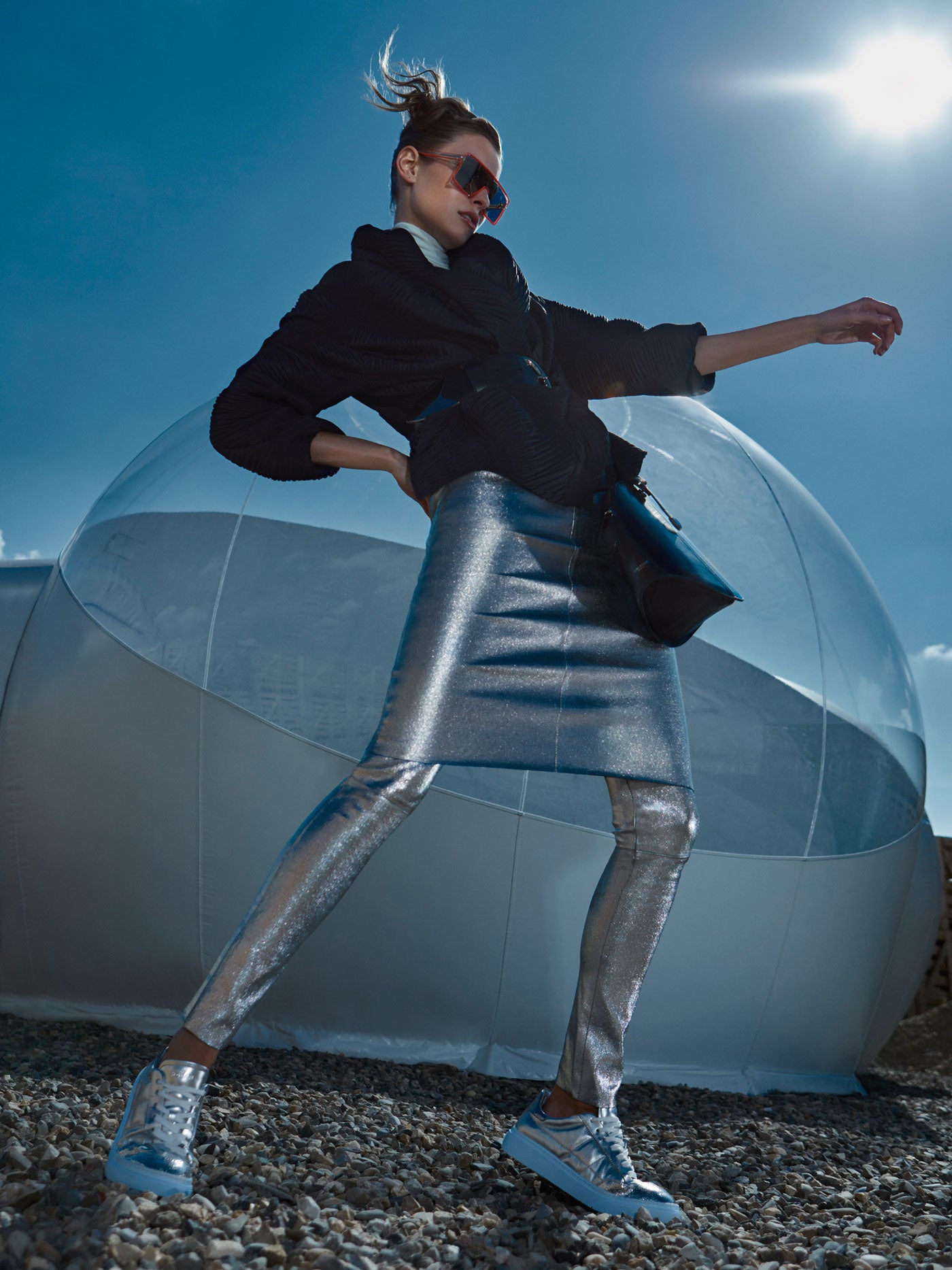 Chaqueta de Adolfo Domínguez, cuello vuelto de Chacok, cinturón y bolso de Nina Ricci, pantalón y falda metalizada de Zading &amp; Voltaire. Las zapatillas son de Hogan y las gafas, de Marc Jacobs.