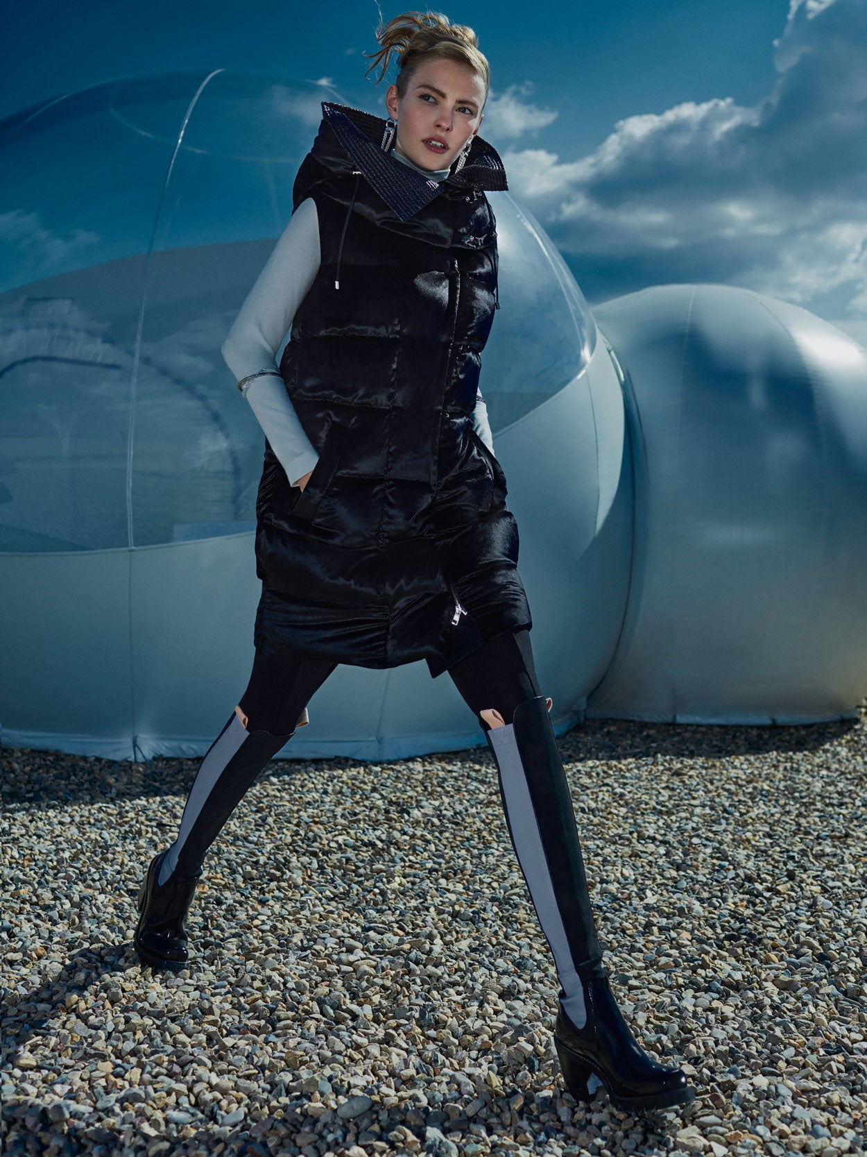 Chaleco y pantalón de Salvatore Ferragamo. Cuello vuelto de Chacok, brazaletes de Swarovski y pendientes de &amp; Other Stories.