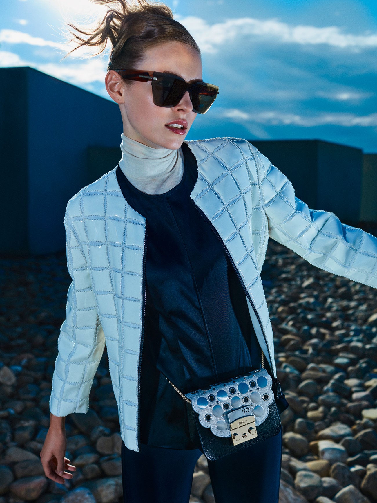 Chaqueta de Emporio Armani, cuello vuelto y top de Theory, y mallas de Stella McCartney para Adidas. El bolso es de Furla y las gafas de sol, de Givenchy.