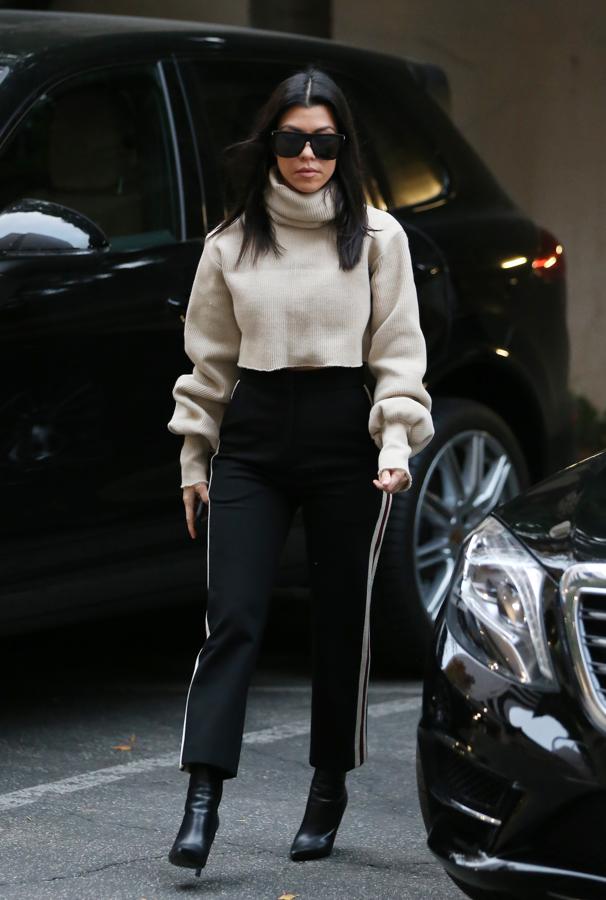 Kourtney Kardashian remató el look con unas gafas de sol de pasta negras. ¡Ahora tú también puedes vestir como ella!