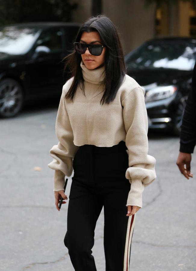 Kourtney Kardashian tiene el armario más elegante de todo el clan. Sabe cómo lucir las tendencias y hacerlo en su justa medida. Su look athleisure chic ha sido todo un acierto.