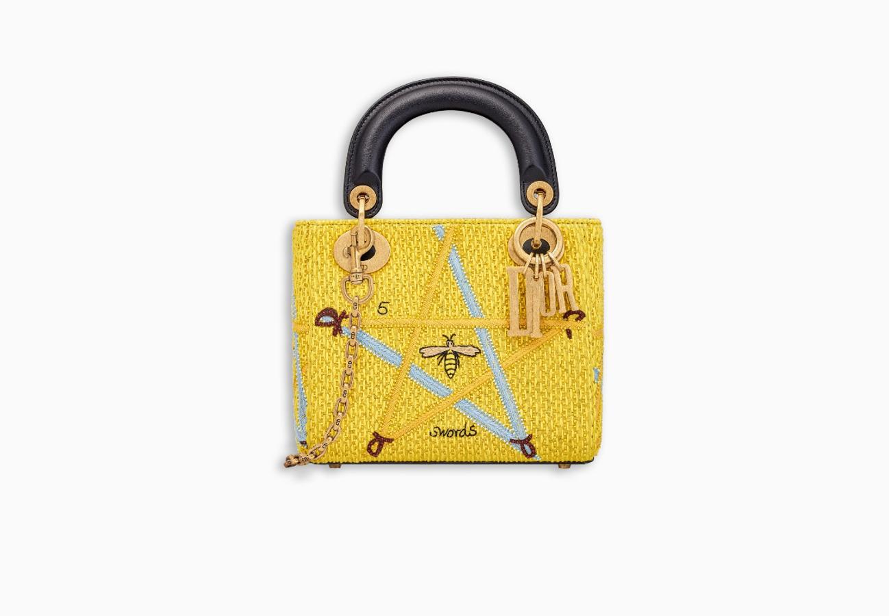 Un bolso de plena tendencia como el Lady Dior (Precio: 4.200 euros).