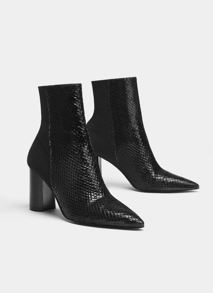 Botines de piel de serpiente de Uterqüe. Precio: 129 euors.