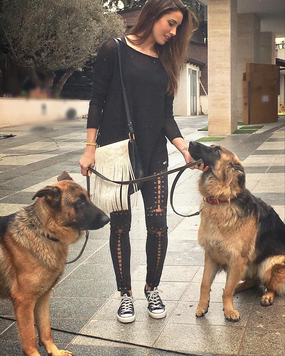'Buenos días! Dando un paseo con Lizzy y Jagger. Aprovechando la mañana del domingo!// Let's take a walk with Lizzy and Jagger, enjoying Sunday morning! 'Así de animada se muestra Pilar Rubio con sus pequeños