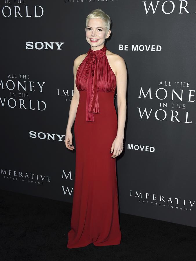 Como era de esperar, Michelle Williams apostó por Louis Vuitton en el estreno de 'All The Money In The World'. Estaba espectacular con un vestido rojo de escote halter con cuero tipo Fortuny y lazada y falda sencilla.