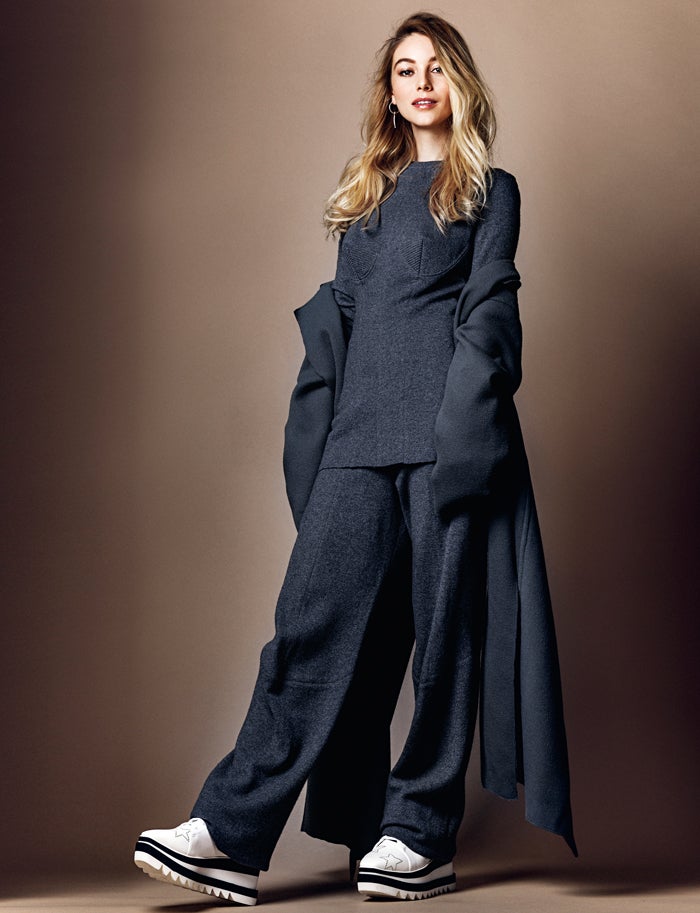 Abrigo de Becky Nut. Debajo, top y pantalón de Stella McCartney, que también firma los zapatos.