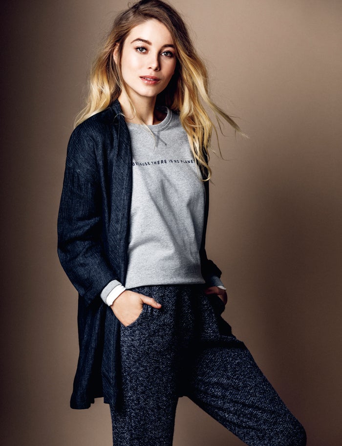 Debajo de una chaqueta de Becky Nut, sudadera de Ecoalf. El pantalón es un diseño de Malahierba.