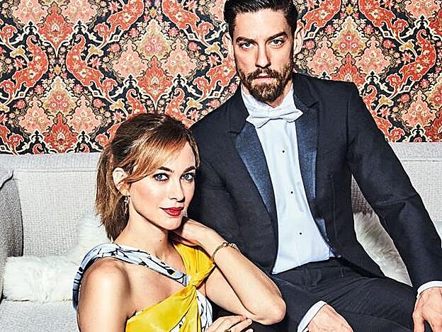 Marta luce vestido de Carolina Herrera New York y joyas de Cartier. En el rostro, Blush Subtil Palette y L’Absolu Rouge, de Lancôme. Adrián lleva esmoquin de Dior Homme.