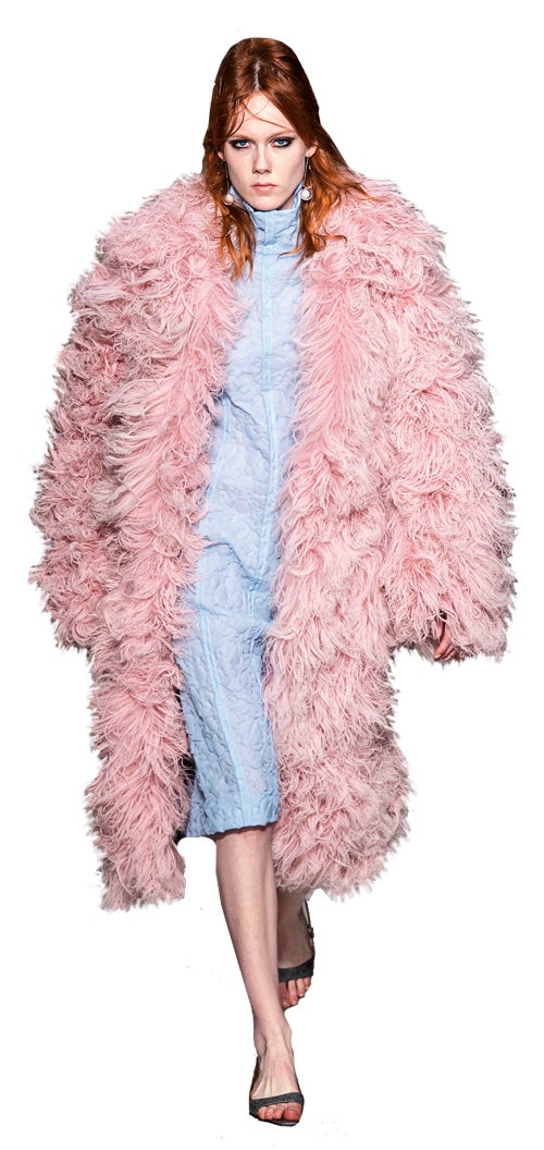 La irrupción del pelo sintético es masiva y las firmas de low cost también tienen sus versiones. Abrígate: te sentirás tan abrazada como abrazable. Abrigo de Marni.