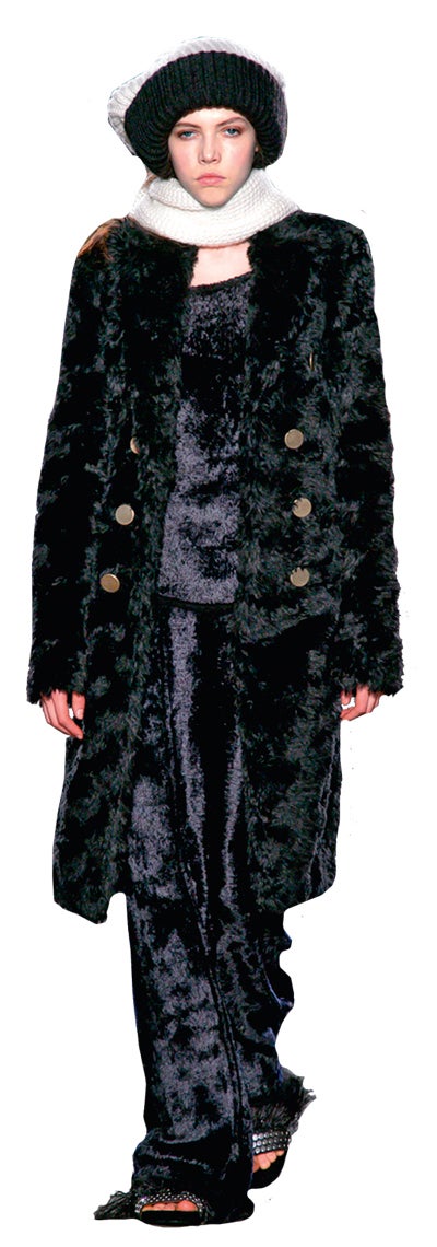 La irrupción del pelo sintético es masiva y las firmas de low cost también tienen sus versiones. Abrígate: te sentirás tan abrazada como abrazable. Abrigo de Sonia Rykel.