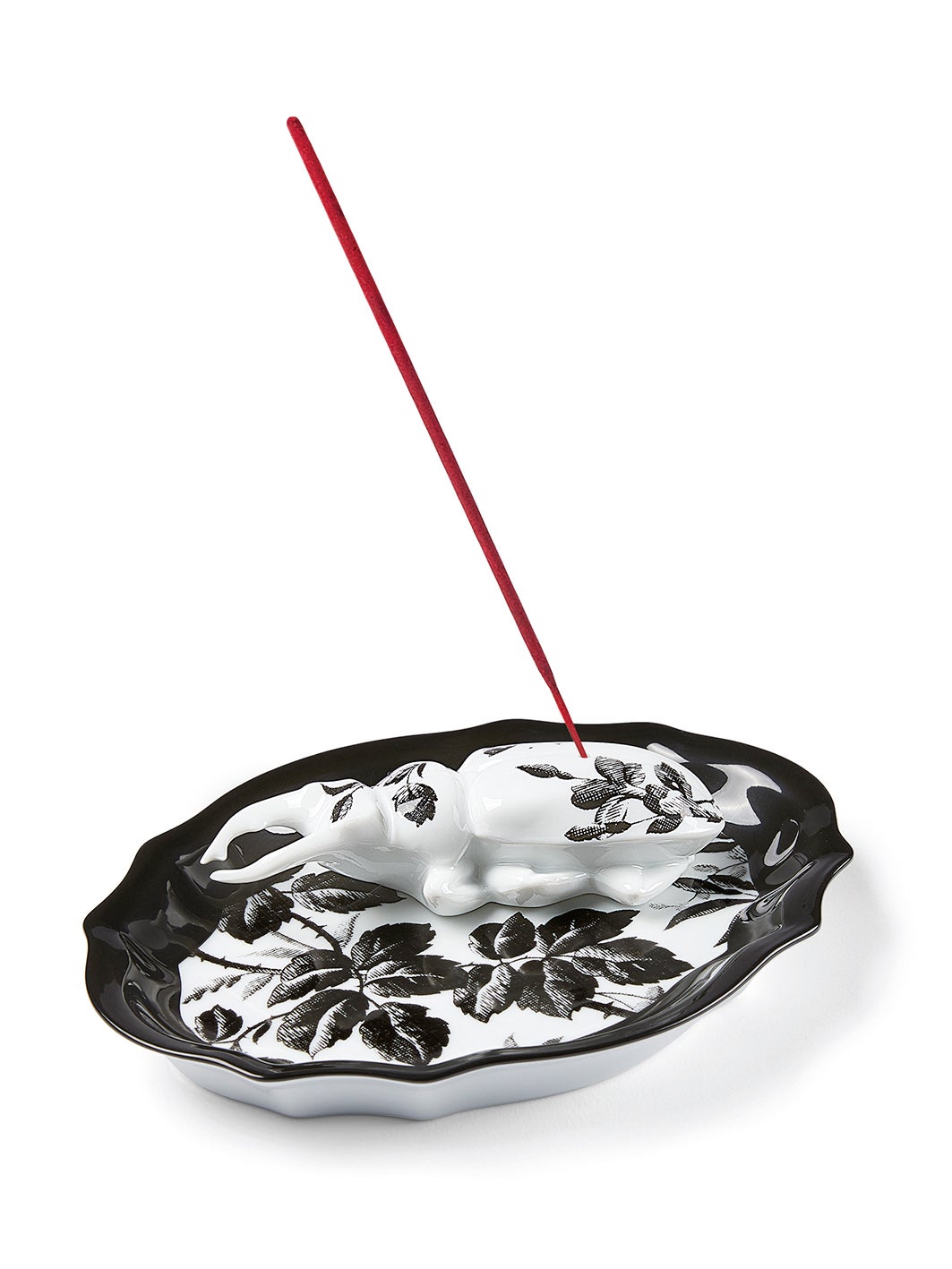 Alessandro Michele, el motor creativo de Gucci, ha querido dar un impulso a las colecciones de hogar de la casa italiana y esta Navidad presenta una serie de objetos con mucho estilo. Llaman la atención sus platos portainciensos.