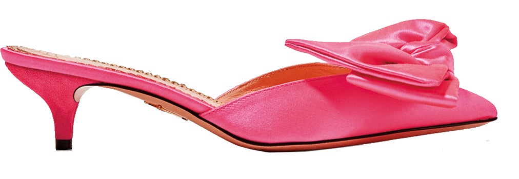 Los lazos, las americanas y los colores más femeninos se revisan para conseguir estilismos más relajados, pero que no pierden ni un ápice de sofisticación. Añade a tu look una bomber, un broche joya y lazos para lograr un resultado de 10.