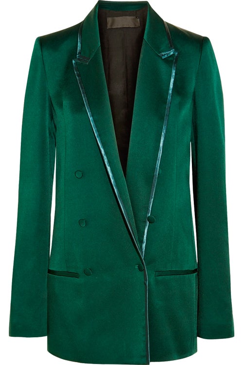 Los lazos, las americanas y los colores más femeninos se revisan para conseguir estilismos más relajados, pero que no pierden ni un ápice de sofisticación. Añade a tu look una bomber, un broche joya y lazos para lograr un resultado de 10.