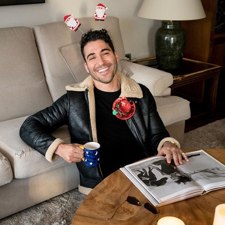 El actor Miguel Ángel Silvestre nos desea Feliz Navidad así de divertido. ¡Felices fiestas para ti también!