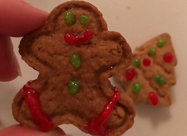"My first self baked gingerbread man cookie! My house now smells like cinnamon, ginger, and sugar! Shak". La cantante hace galletas para celebrar las fiestas.