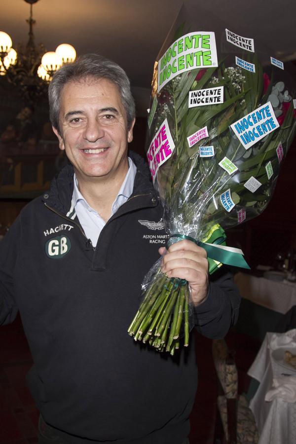 Manolo Lama, el popular periodista deportivo, se verá envuelto en una situación rocambolesca en un restaurante, donde nadie es lo que parece y nada es lo que debe ser.