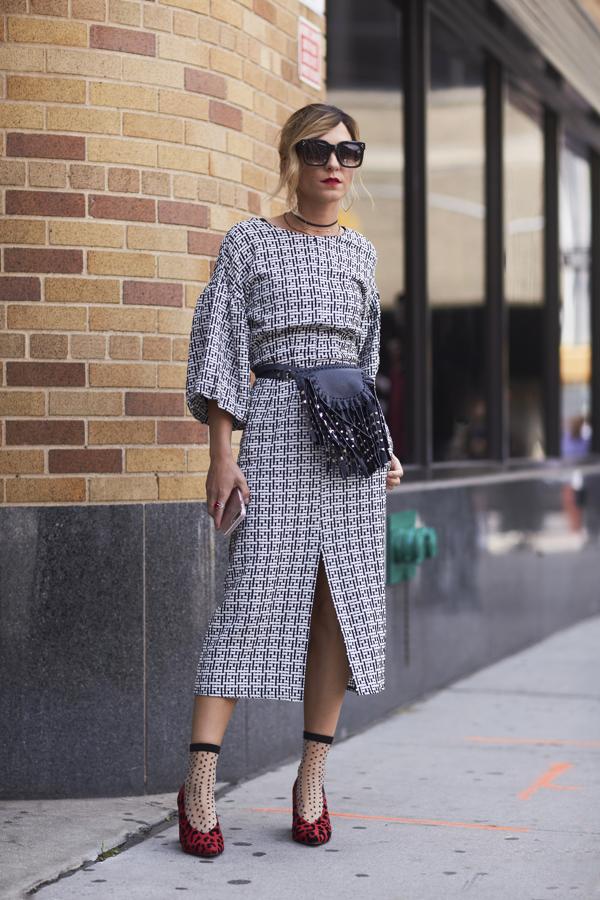 Es para que te inquiete, te atormente y te pertube. Los ejecutivos volvieron y de la peor forma posible: combinados con salones y sandalias con faldas y vestidos.