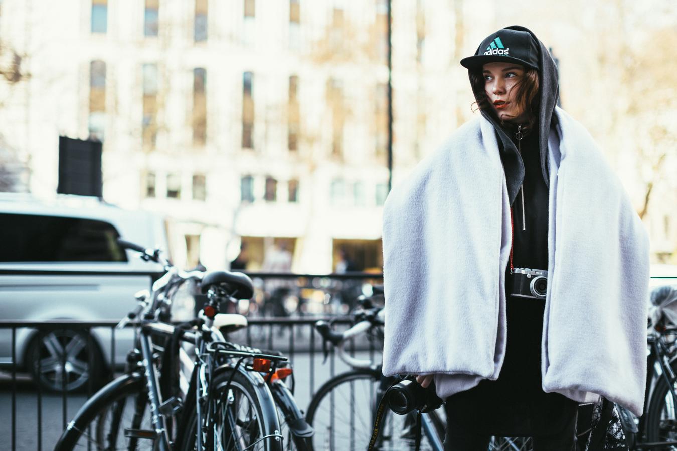 Cuando no quieres que las cámaras te graben o simplemente no saludar a tu vecino que tan mal te caes, hay quien se sube la capucha de la sudadera y se coloca la manta como bufanda