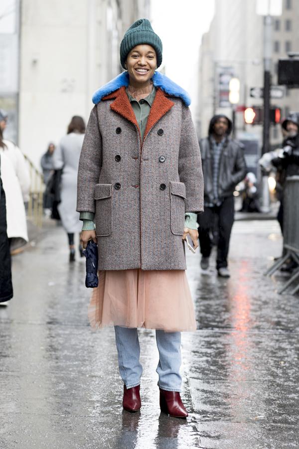 Las superposiciones llevadas al extremo deben morir. Un look a lo 'viene el butanero y me ha pillado probándome el modelito de la boda de mi amiga' no funciona. ¡Fuera!