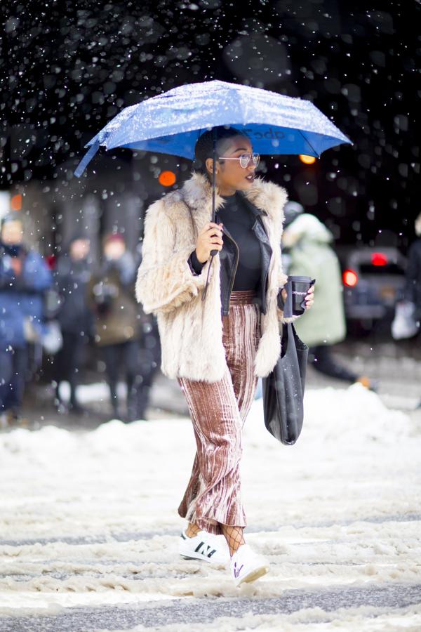 Estamos locas. Nieva y tobillos al aire... Aquí alguien se ha compinhcado con Frenadol y no nos lo han contado.