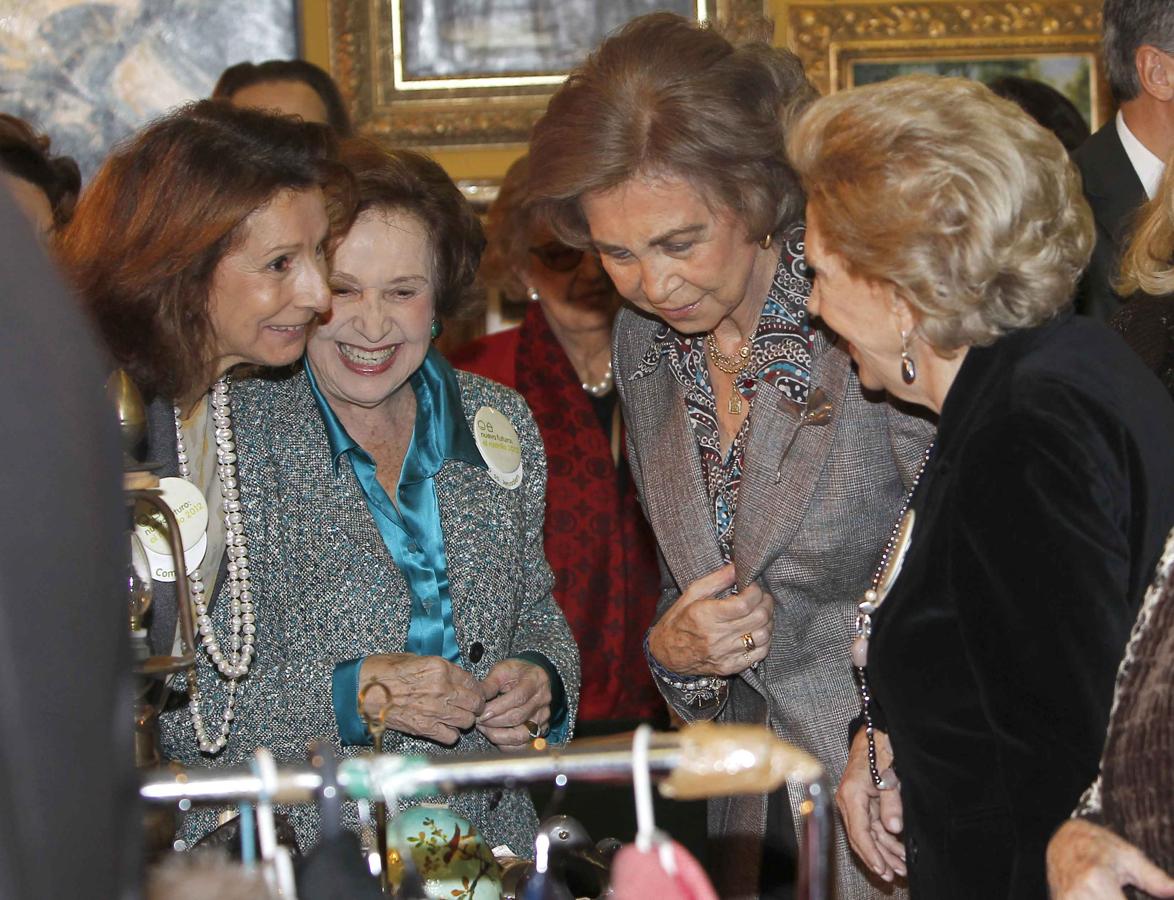 Carmen Franco con la Reina emérita Sofía en Rastrillo Nuevo Futuro en 2012.