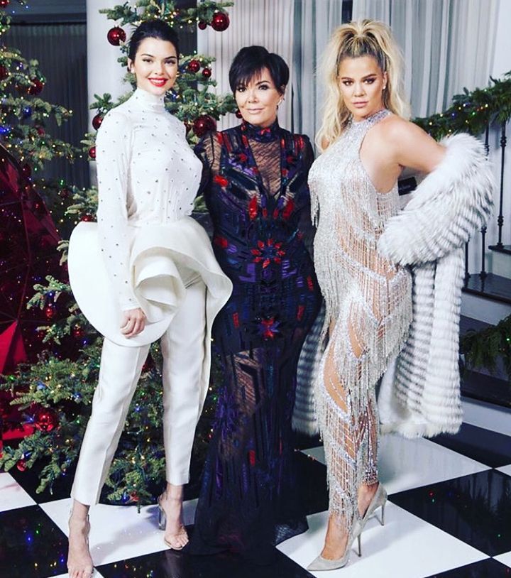 El look de las Kardashian en Nochebuena no tiene desperdicio. Menos mal que Kendall lo salvó con un conjunto de pantalón de estilo arquitectónico y top con brillo.