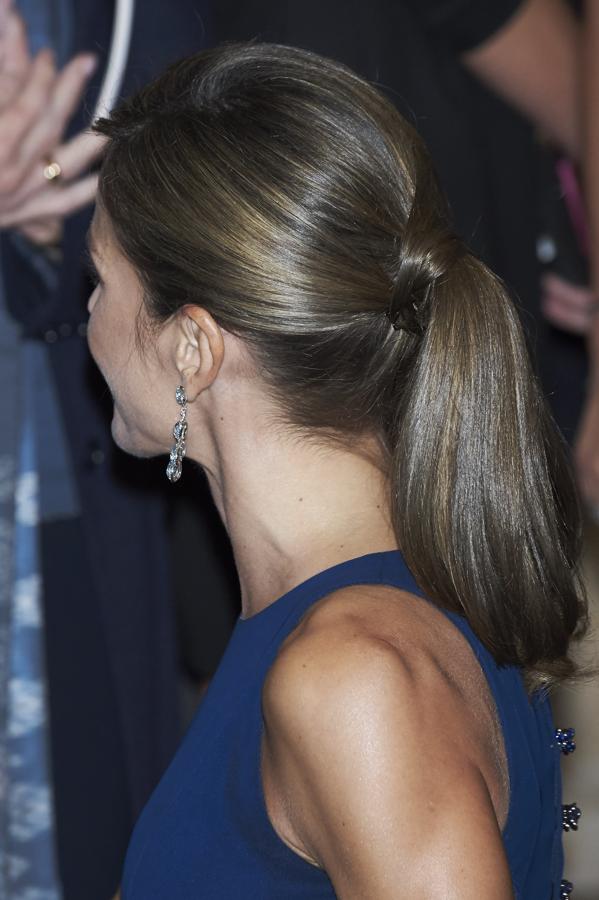 La coleta envuelta con volumen de la Reina Letizia.