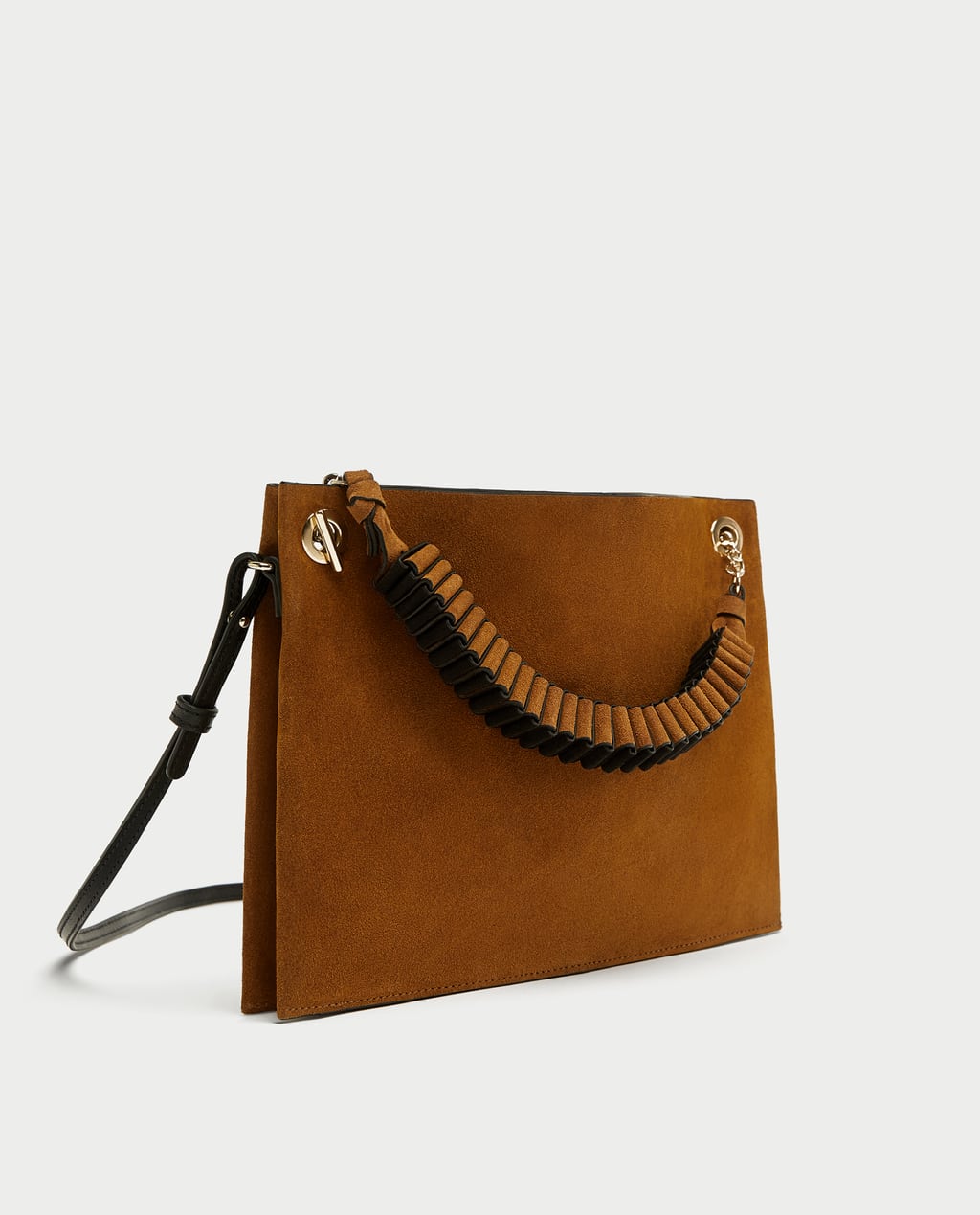 Sobre de piel de ante de Zara. Precio: 49,95 euros.