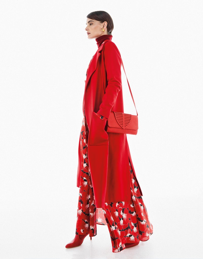 Abrigo de El Corte Inglés, vestido de Dolores Promesas. Debajo, jersey de cuello vuelto de Max Mara. Bolso de Jellymoon, botas de Stuart Weitzman y pendientes de OSB.