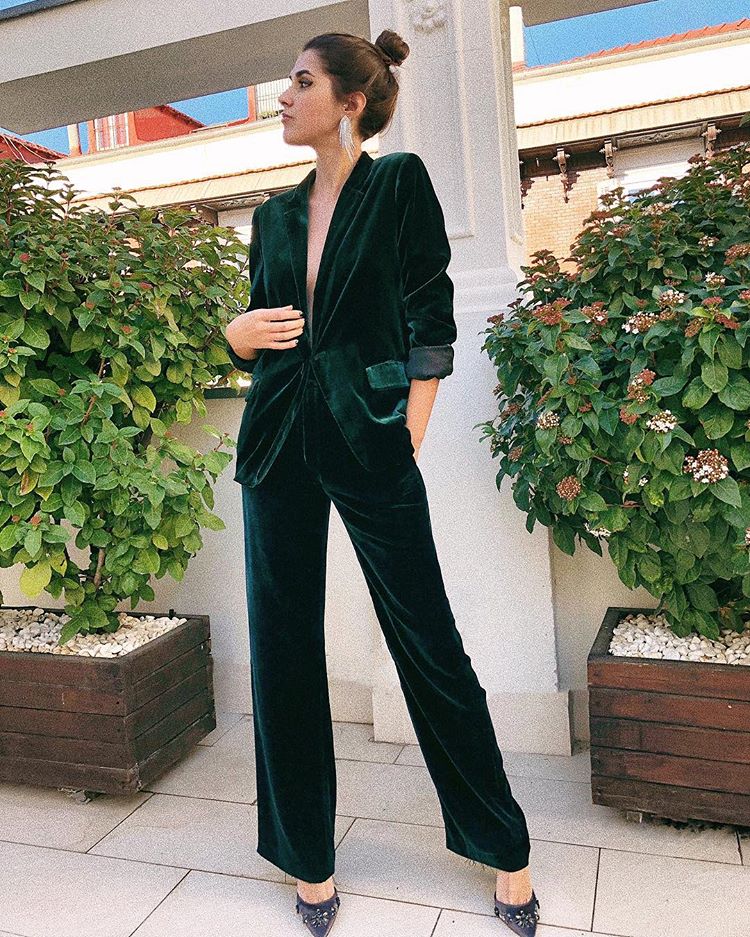 Si no quieres vestido, puedes optar por este look de pantalón con blazer. Todo de Zara.