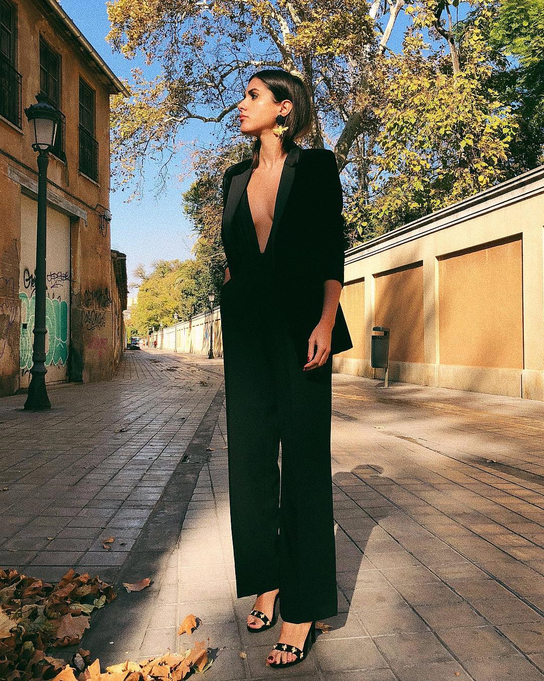 Este look nos parece muy sexy. Blazer de Mango y pantalones de Zara.