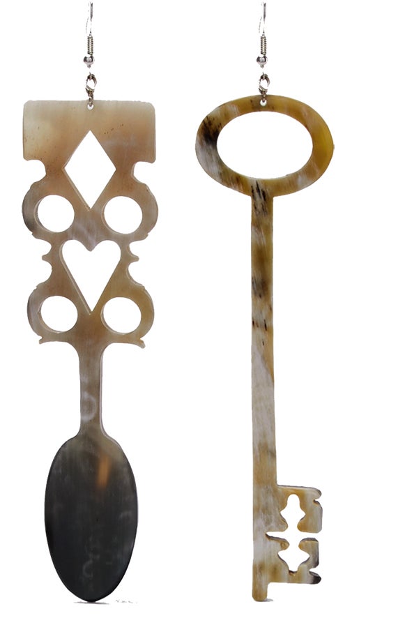 Elige formas, colores y largos que contrasten con tu vestuario y que resalten tu maquillaje.