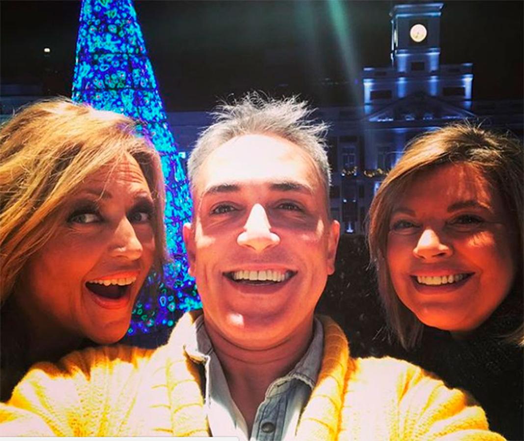 Kiko Hernández, Lydia Lozano y Terelu Campos destensaban los nervios con este 'selfie' poco antes de comenzar la transmisión de las CAmpanadas 2017.