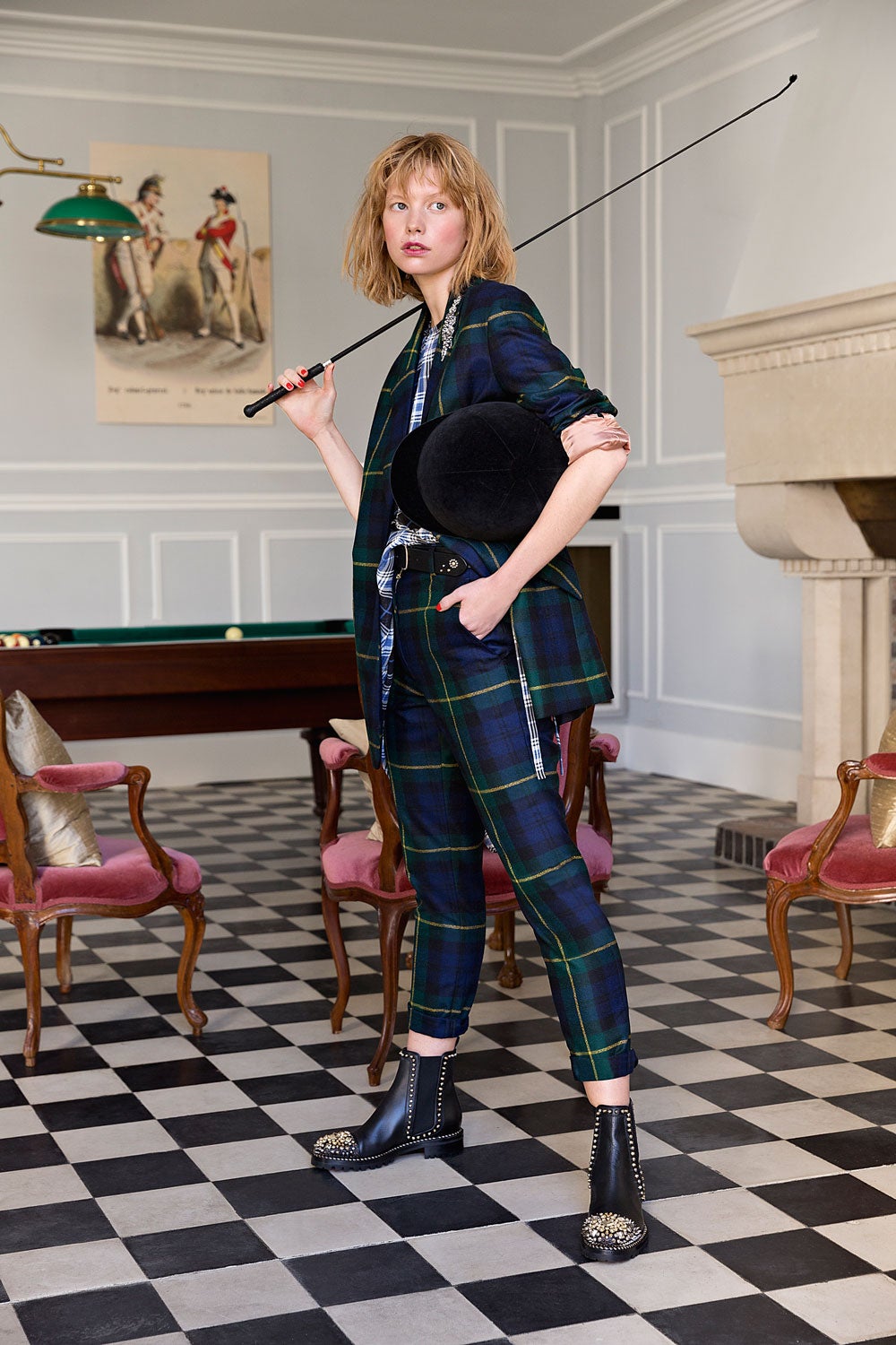 Traje de Paul Smith, vestido de Maje, broches de Stella & Dot y botas de Christian Louboutin.