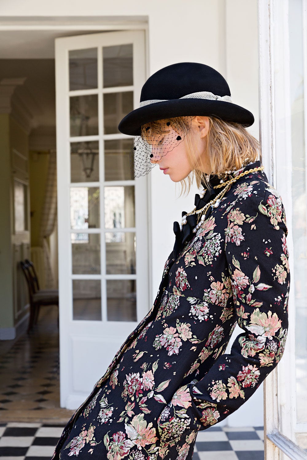 Abrigo de Rochas, collar de Shourouk y sombrero de Maison Michel