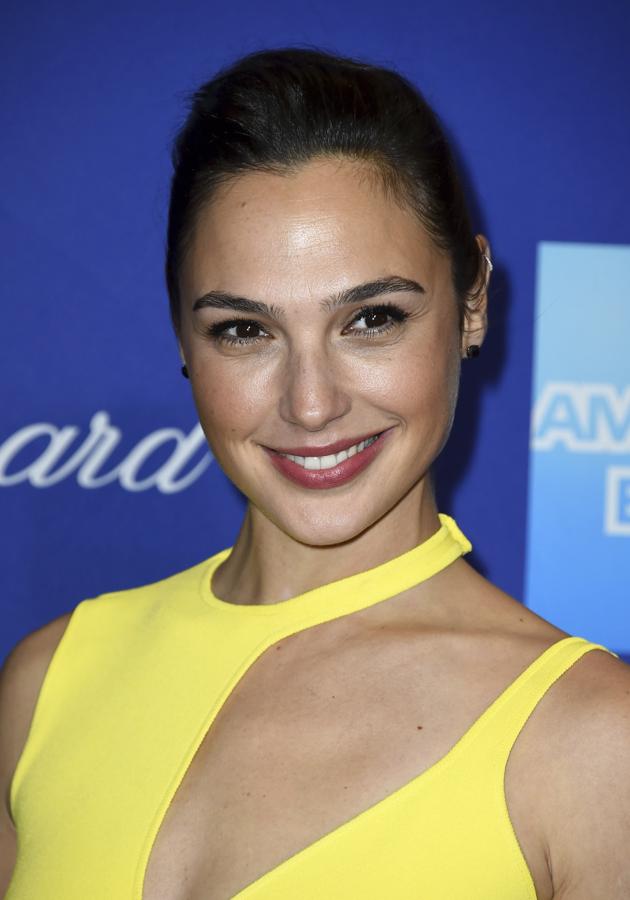Gal Gadot combinó su llamativo vestido con un maquillaje muy natural y el pelo recogido.
