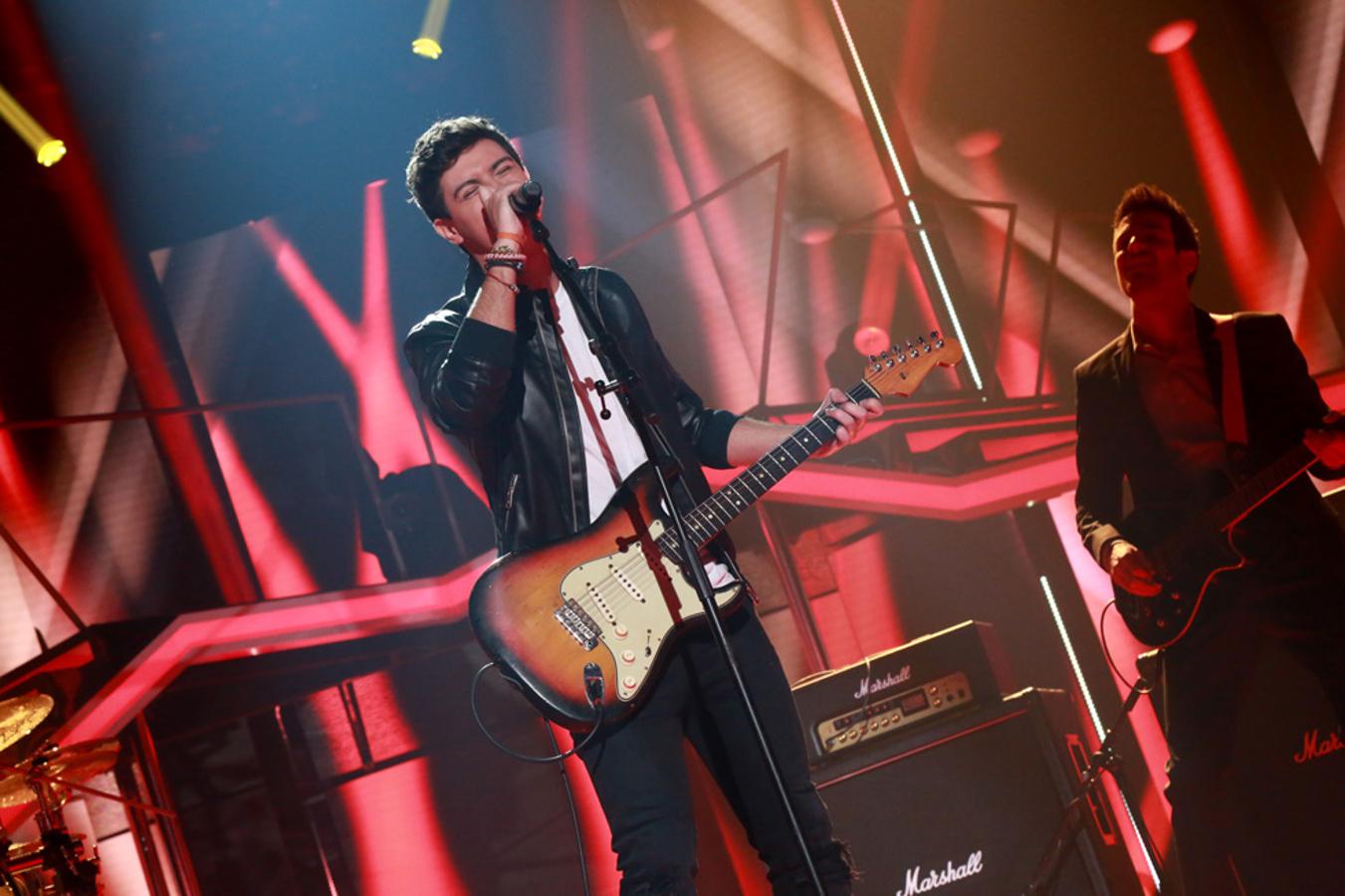 Cantó el tema de El último de la fila, "Insurrección".