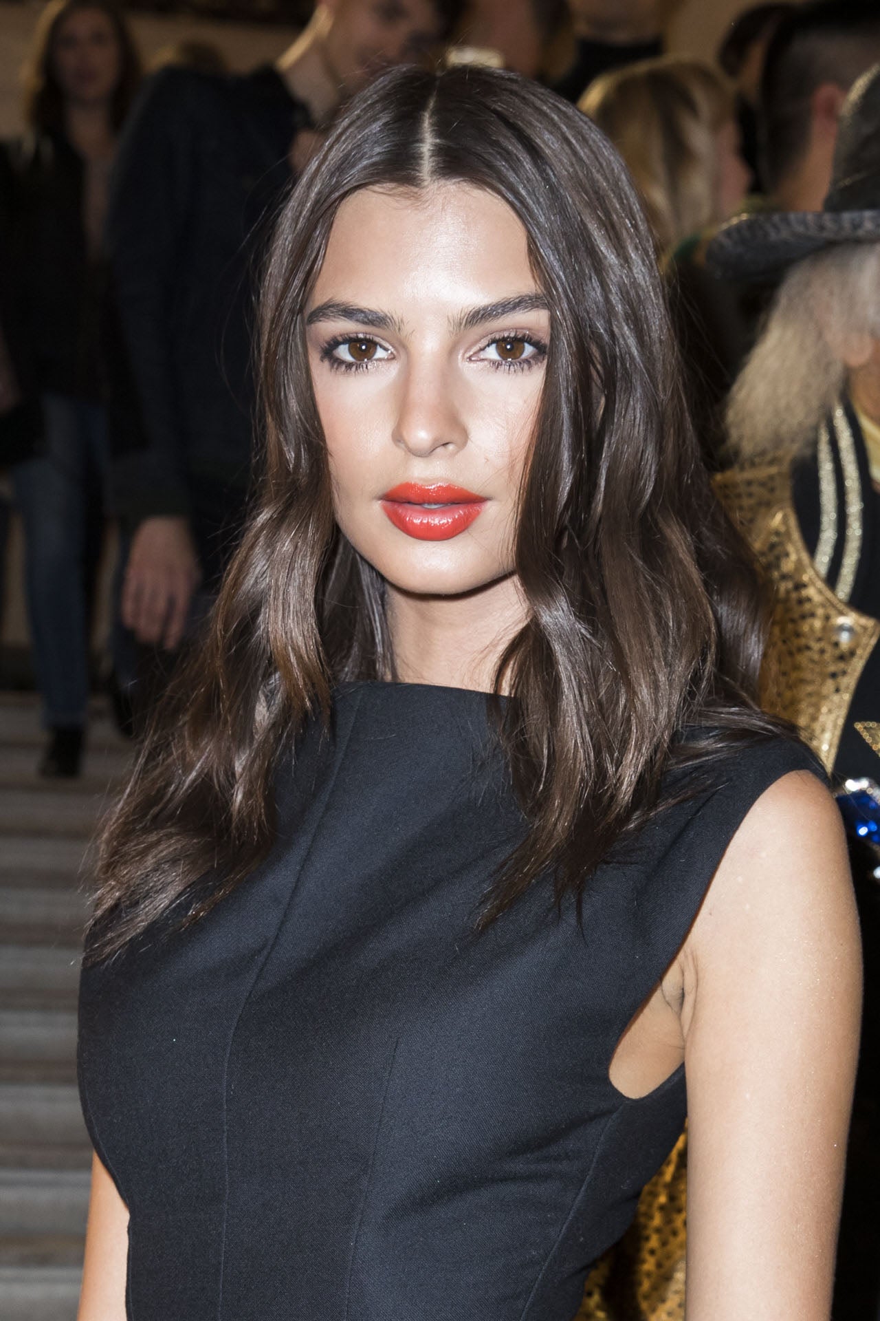 El 25 de septiembre Emily Ratajkowski volvía a lucir melena larga, esta vez con raya en el medio.