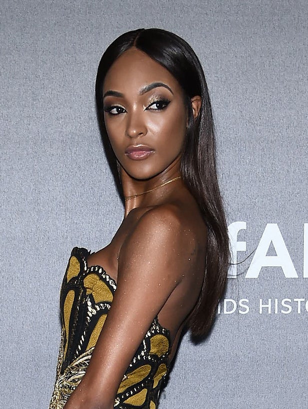 Jourdan Dunn el 21 de septiembre de 2017 lucía esta larga melena, solo 3 meses después de su pixie platino. Complicado, si no se tratara de una peluca.