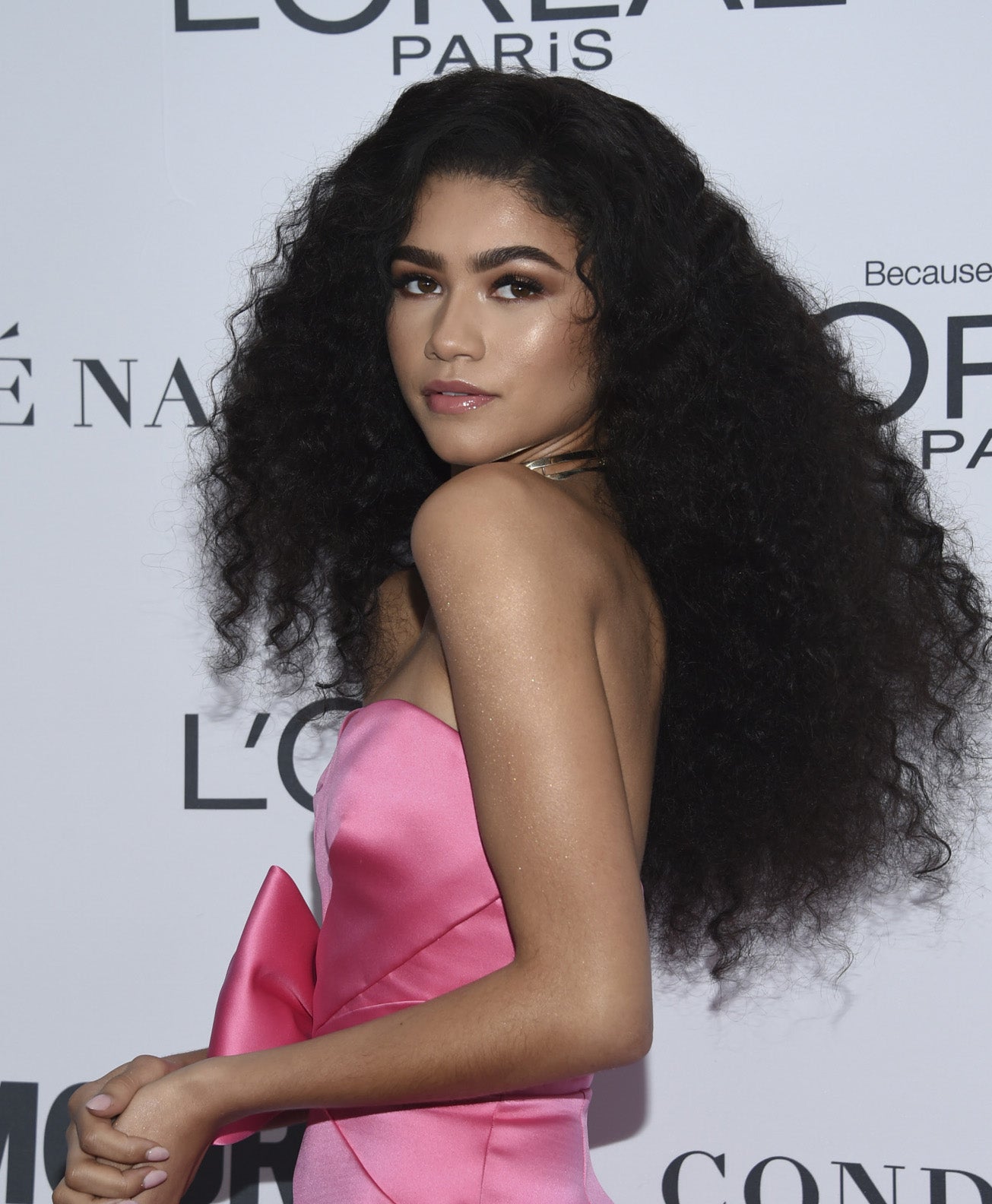 Dos semanas después, el 13 de noviembre, Zendaya posaba con melena extra larga rizada. ¿Cómo es posible si no se trata de una peluca?