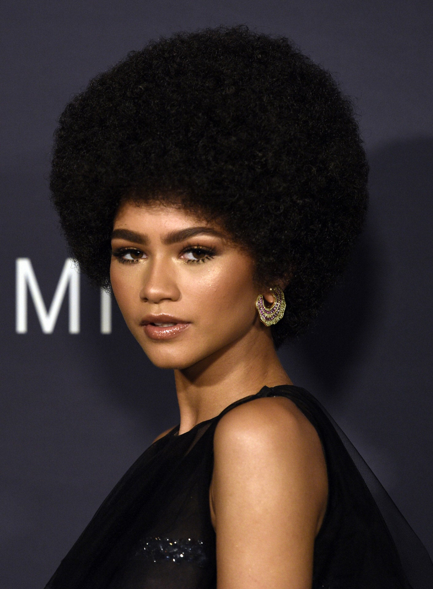 Y otros tres días después, el 23 de octubre de 2017, Zendaya posaba en la alfombra roja con un peinado afro.