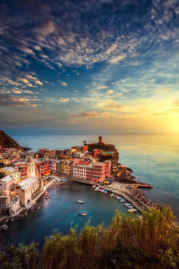 La Cinque Terre italiana se reserva para el mes 5, mayo, y nos invita a recorrer su colorida costa con parada en sus 5 villas: Monterosso, Vernazza, Corniglia, Manarola y Riomaggiore.