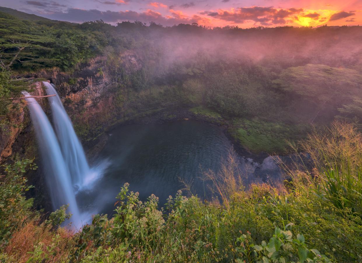 En julio, cruza el mundo para descubrir el espíritu de las islas de Hawaii, con su naturaleza impresionante, sus playas paradisiacas, sus volcanes y las mejores olas para hacer surf.