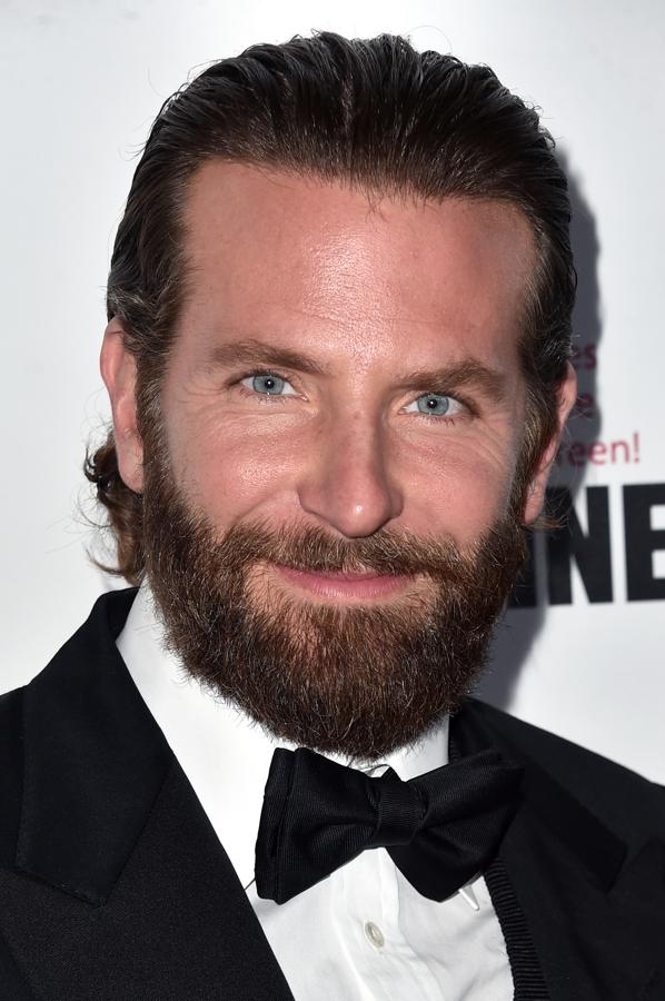 ¿Puede sentarle mejor la pajarita y esa barba poblada con el pelo 'repeinado' con gomina? No, es imposible que a alguien le siente mejor...